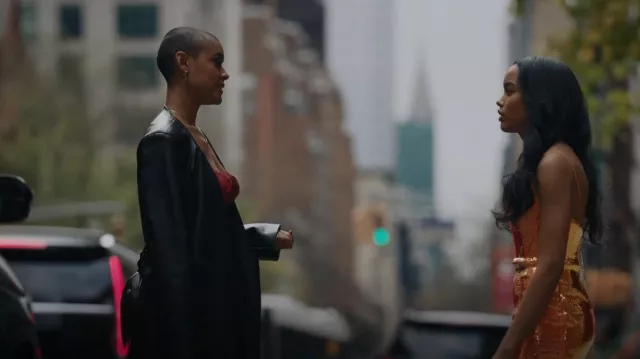 Each x Other Belted Faux Black Coat porté par Julien Calloway (Jordan Alexander) comme on le voit dans Gossip Girl (S01E01)