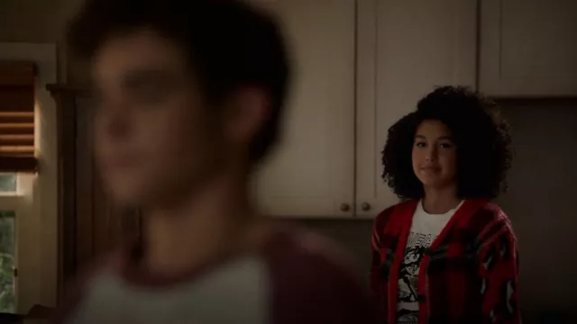T-shirt Guess Renegade porté par Gina (Sofia Wylie) vu dans High School Musical: The Musical: The Series (S02E03)