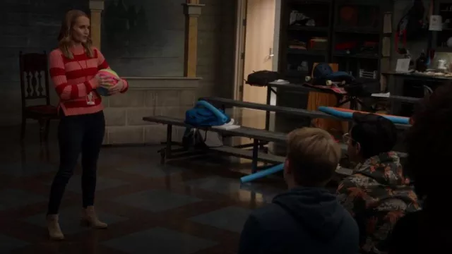 Le chandail à rayures de rugby Reeds x J. Crew porté par Miss Jenn (Kate Reinders) vu dans High School Musical: The Musical: The Series (S02E06)