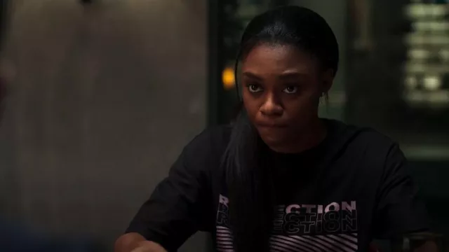 T-shirt Topshop Reflection porté par Calliope Burns (Imani Lewis) vu dans First Kill (S01E01)