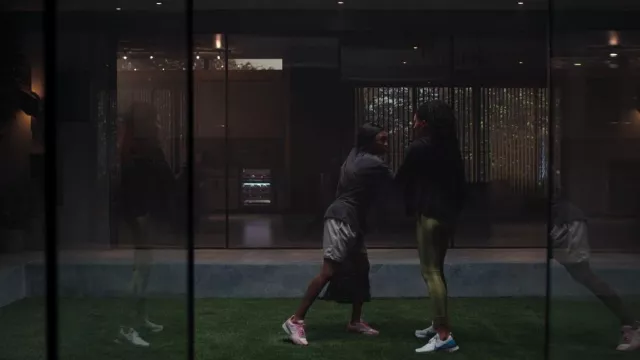 Baskets Nike React Infinity Run Flyknit portées par Talia (Aubin Wise) comme on le voit dans First Kill (S01E02)
