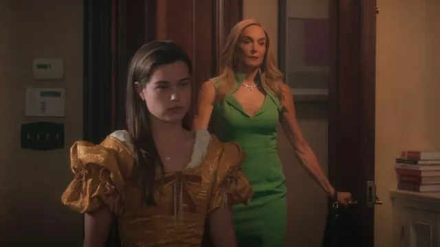 Robe en crêpe Safiyaa Loide portée par Davina Atwood (Polly Draper) vue dans First Kill (S01E03)