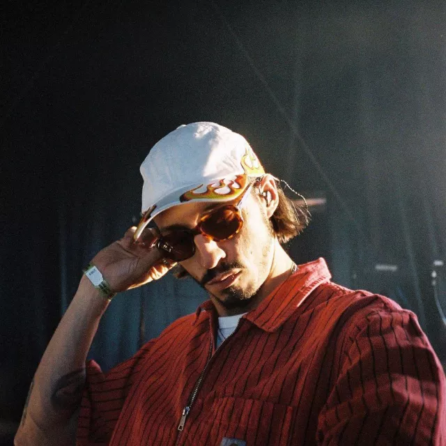 Casquette flamme porté par Roméo Elvis  sur le compte Instagram de @elvis.romeo 