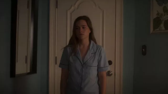 Rails Tommi en Azul Pizarra usado por Juliette Fairmont (Sarah Catherine Hook) como se ve en First Kill (S01E08)