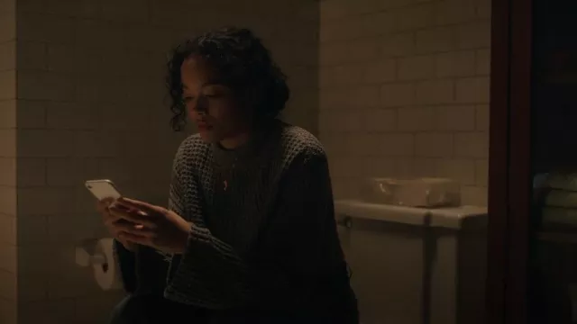 Urban Outfitters Mila Mock Neck Cropped Sweater porté par Zoya Lott (Whitney Peak) vu dans Gossip Girl (S01E03)
