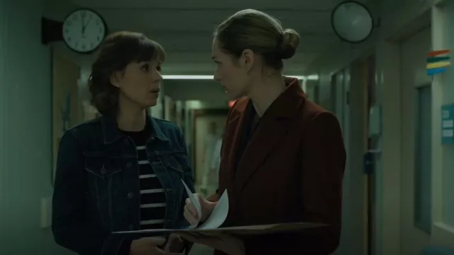 T Por Alexander Wang Striped Fitted Rib Pullover usado por Kristen Bouchard (Katja Herbers) como se ve en Evil (S01E11)