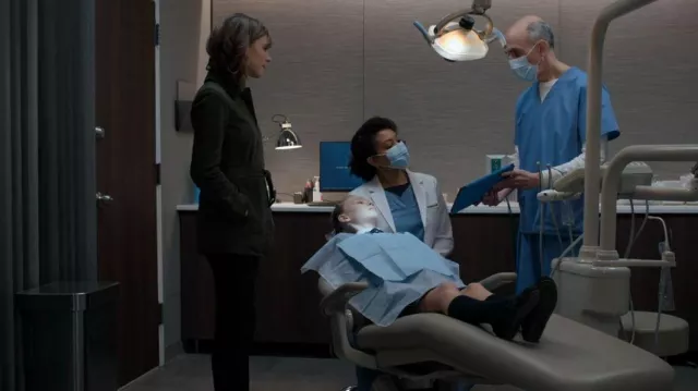 Theory Suede Utility Jacket usado por Kristen Bouchard (Katja Herbers) como se ve en Evil (S02E01)