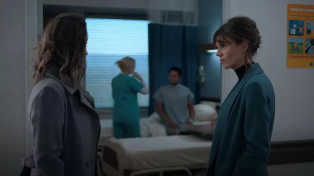 Teoría Clairene Shawl Coat usado por Kristen Bouchard (Katja Herbers) como se ve en Evil (S02E02)