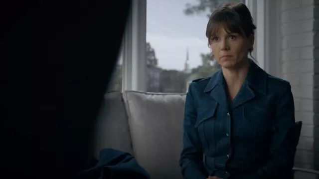 Chaqueta vaquera ajustada de Tom Ford usada por Sheryl Luria (Christine Lahti) como se ve en Evil (S02E03)