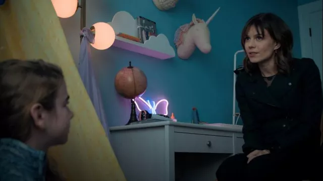 Akris Punto Sheer Polka Dot Top usado por Kristen Bouchard (Katja Herbers) como se ve en Evil (S02E03)