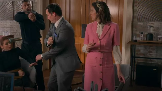 Zara Pink Button Midi Skirt usada por Sophie Devereaux (Gina Bellman) como se ve en Leverage: Redemption (S01E10)