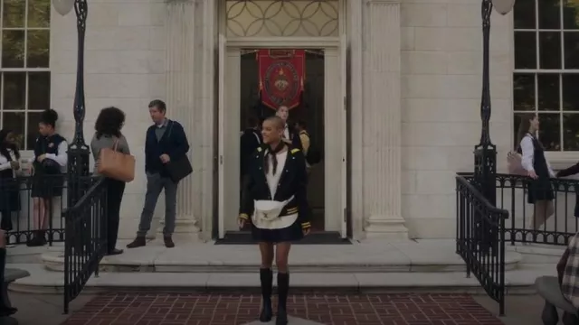 Louis Vuitton New Wave Bumbag En cuir de veau blanc porté par Julien Calloway (Jordan Alexander) vu dans Gossip Girl (S01E05)