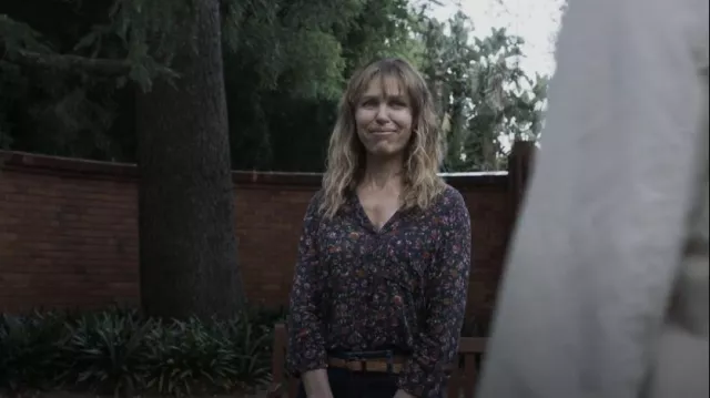 Chemisier floral Zara porté par Jenny (Heather Mitchell) vu dans Les secrets qu’elle garde (S02E05)