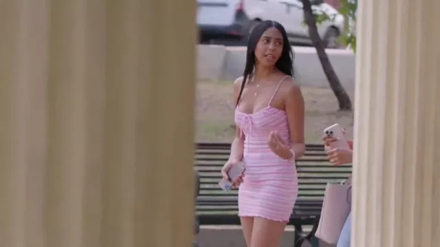 Bershka Short Dress Pink porté par Nicole Jimeno comme on le voit dans The Family Chantel (S04E08)