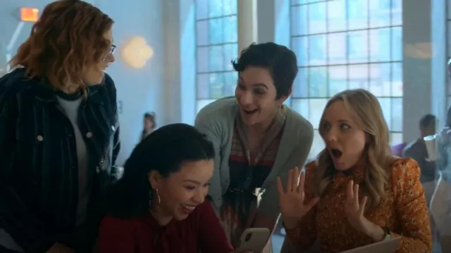 Miss Selfridge Rust Ditsy Floral Collar Shirred Top usado por Claire Badgely (Seri DeYoung) como se ve en Good Trouble (S04E15)