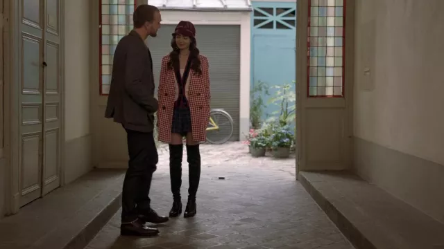 Stuart Weitzman Tie Land Boots porté par Emily Cooper (Lily Collins) vu dans Emily in Paris (S01E06)