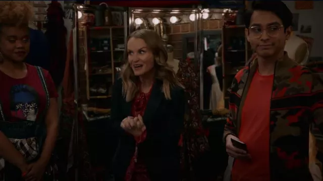 Chemisier Rixo Moss en foulard rouge floral porté par Miss Jenn (Kate Reinders) vu dans High School Musical: The Musical: The Series (S02E07)