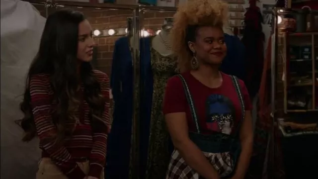 Kate Spade Pull polo à rayures métalliques porté par Nini (Olivia Rodrigo) vu dans High School Musical: The Musical: The Series (S02E07)