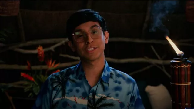 Chemise hawaïenne La Leela portée par Carlos (Frankie A. Rodriguez) vue dans High School Musical: The Musical: The Series (S02E09)