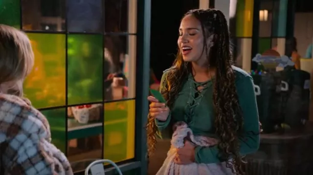 Free People Primadonna Tee porté par Gina (Sofia Wylie) vu dans High School Musical: The Musical: The Series (S03E04)