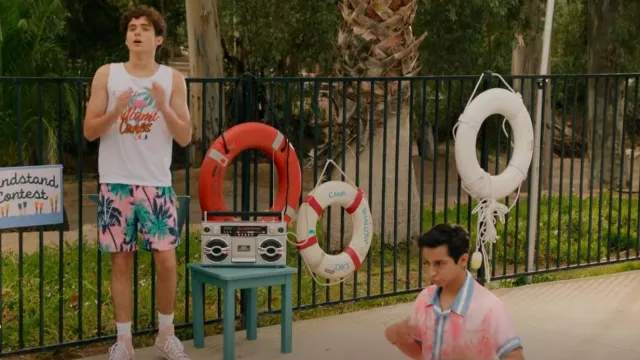 Image One White Miami Hurricanes Retro Palms Tank Top porté par Ricky (Joshua Bassett) vu dans High School Musical: The Musical: The Series (S03E04)