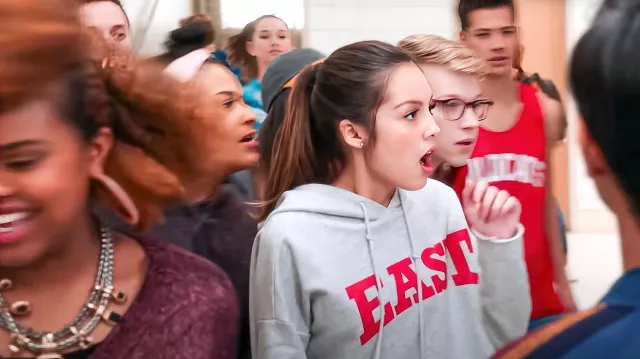 « EAST » Hoodie of Nini (Olivia Rodrigo) dans High School Musical: The Musical: The Series