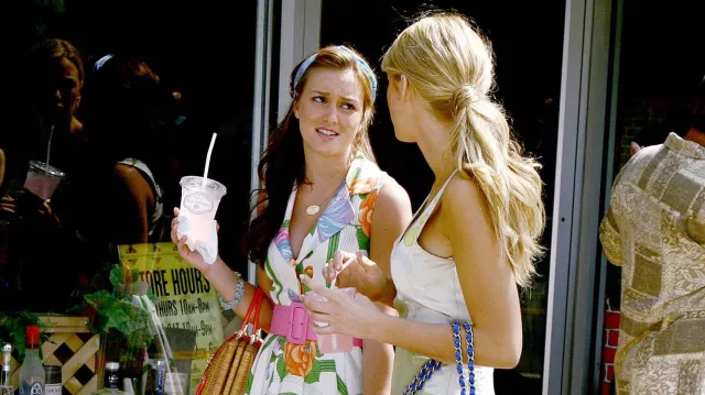 La robe blanche à fleurs Alice + Olivia portée par Blair Waldorf (Leighton Meester) dans la série Gossip Girl (Saison 2 Episode 1)
