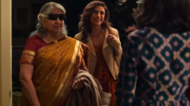 Jupe Midi asymétrique Anthropologie portée par Rhyah (Sarayu Rao) comme on le voit dans Never Have I Ever (S03E02)