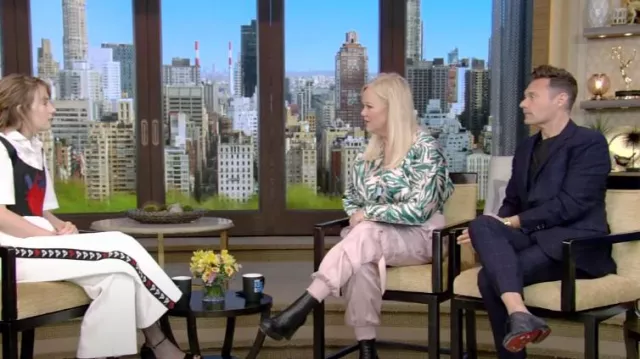 Cinq a Sept Harmony Pants In Rose Clay usado por Caroline Rhea como se ve en LIVE with Kelly and Ryan el 11 de agosto de 2022