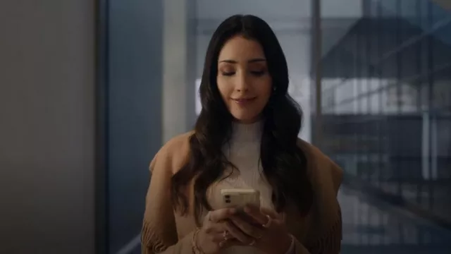 Apple White Iphone 11 used by Luna La (Zión Moreno) as seen in Gossip Girl (S01E09)