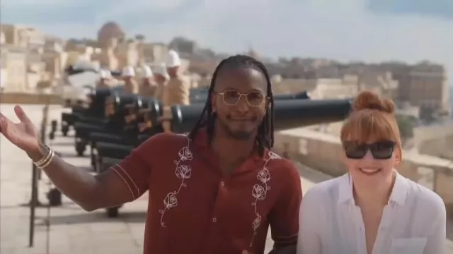 Chemise Reiss Sampson portée par Scott Evans vue dans Access Hollywood le 17 août 2022