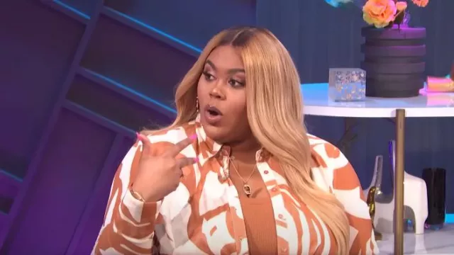 Gabrielle Union Mesh Button Up Shirt porté par Nina Parker comme vu dans E! News Nightly Pop le 19 août 2022