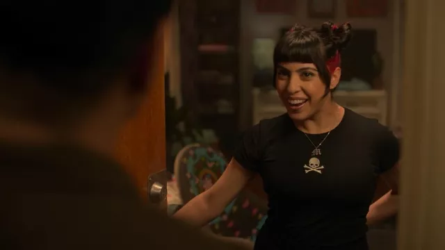 T-shirt skull and Bone de Maggie (Michelle Ortiz) dans This Fool (S01E10)