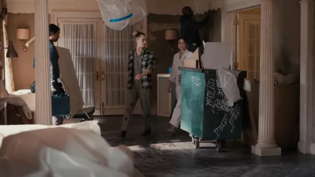 Pistola Grover Utilitarian Field Suit porté par Alice Banks (Cara Delevingne) vu dans Only Murders in the Building (S02E10)