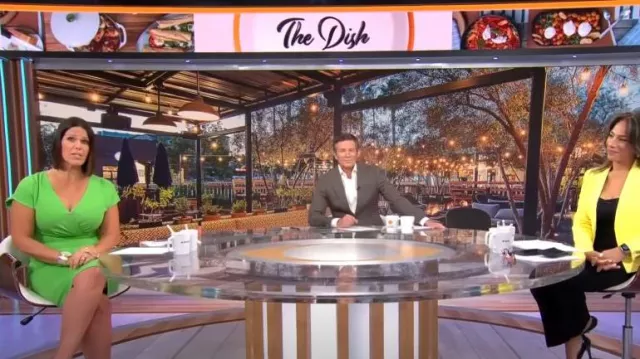 Alexia Admor Naomi Vestido usado por Dana Jacobson como se ve en CBS Mornings el 22 de agosto de 2022