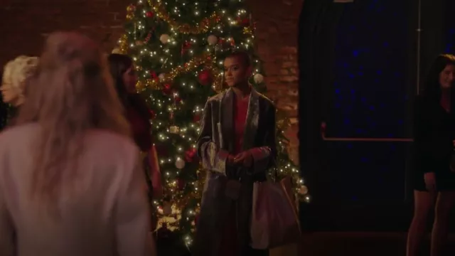 Ann Demeulemeester Wrap Velvet Coat porté par Julien Calloway (Jordan Alexander) vu dans Gossip Girl (S01E11)