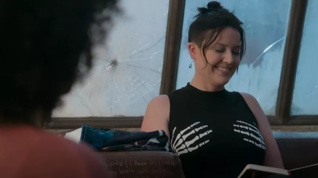 Débardeur Shein Skeleton Hands porté par Kelly Campbell (Anastasia Leddick) vu dans Good Trouble (S04E16)