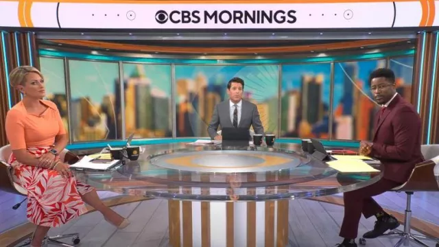 Ann Taylor Tropical Sarong Wrap Midi Skirt usada por Jamie Yuccas como se ve en CBS Mornings el 25 de agosto de 2022