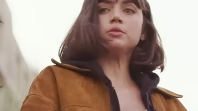 Chaqueta Bomber de ante que lleva Dani Miranda (Ana de Armas) en el vestuario de la película El hombre gris