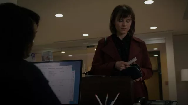 Theory Oaklane Trench Coat usado por Kristen Bouchard (Katja Herbers) como se ve en Evil (S02E10)