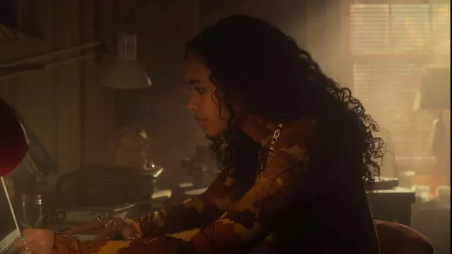 Norma Kamali Feuilles d’automne à manches longues Col roulé Top porté par Tabitha 'Tabby' Hayworthe (Chandler Kinney) comme on le voit dans Pretty Little Liars: Original Sin (S01E08)