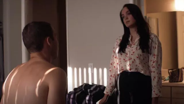 Blusa estampada de Ginko Floral prada usada por Penny (Stevie Lynn Jones) como se ve en Animal Kingdom (S06E11)