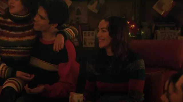 Victoria Beckham Lurex Stripe Sweater porté par Marjorie Olivar (Elena Goode) comme on le voit dans Pretty Little Liars: Original Sin (S01E10)