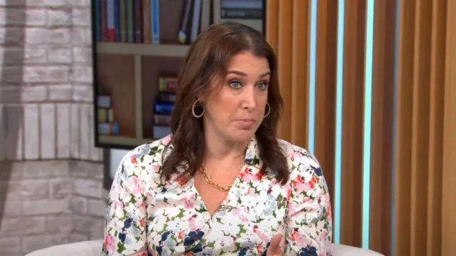Chemisier Cinq a Sept Rou Floral Print Wrap porté par Sarah Gelman vu dans CBS Mornings le 26 août 2022