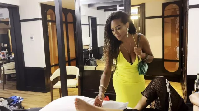 Alice + Olivia Dakota Bias Slip Gown portée par Kenya Moore comme on le voit dans The Real Housewives of Atlanta (S14E15)