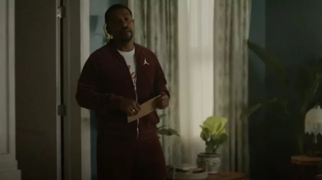 Pantalon Nike Air Jordan Large Velour Velvet porté par Darnell (Rolando Boyce) vu dans The Chi (S05E09)