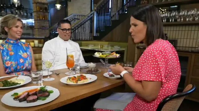 Vestido de Leota Hayley en confeti Dot Raspberry usado por Dana Jacobson como se ve en CBS Mornings el 29 de agosto de 2022
