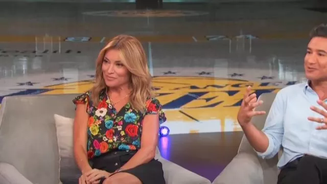 Alice + Olivia Martel Flutter-Sleeve Top In Flower Garden porté par Kit Hoover vu dans Access Hollywood le 24 août 2022