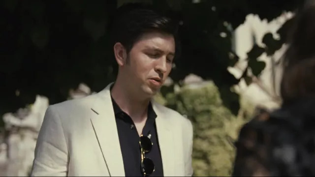 La veste de costume blanche portée par Greg Hirsch (Nicholas Braun) dans la série Succession (Saison 3 Episode 9)