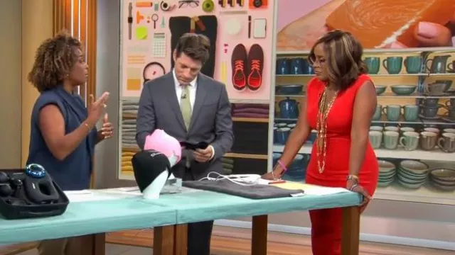 MICHAEL Michael Kors Casquette-Sleeve V-Neck Midi Sheath Dress porté par Gayle King vu dans CBS Mornings le 30 août 2022